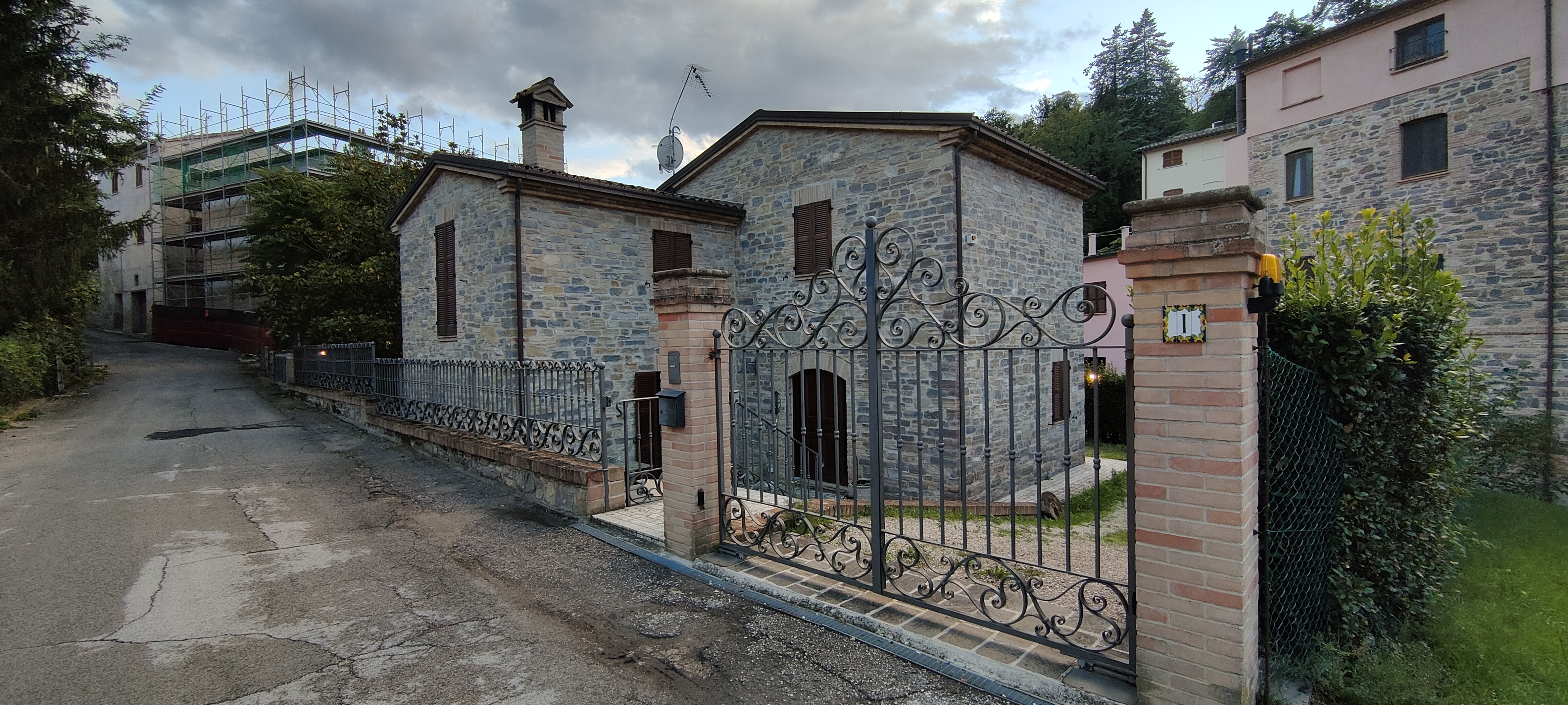 CASA SINGOLA CON CORTE - Rif. CS019