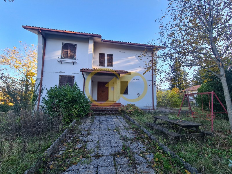 VILLA CON GIARDINO - Rif. V016