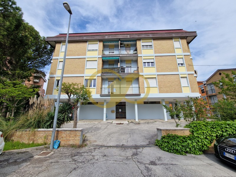 AMPIO APPARTAMENTO IN ZONA SERVITA - Rif. A104